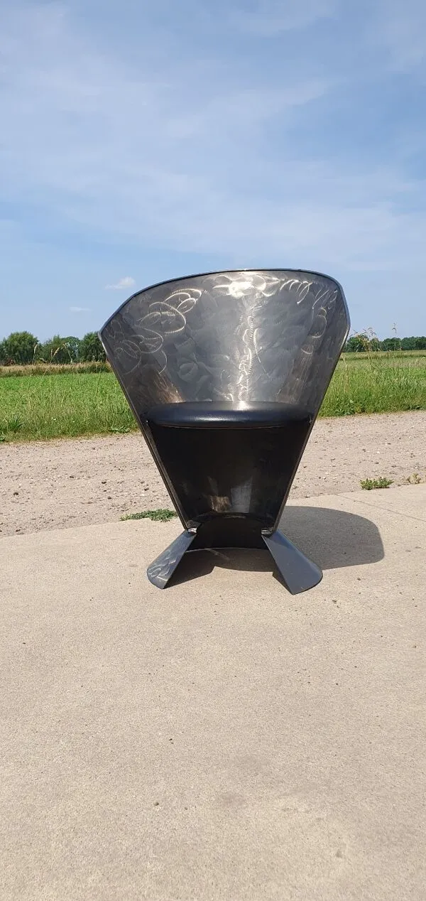 Illustration numéro 5 du produit Chaise en métal vintage en forme de cône industrielle