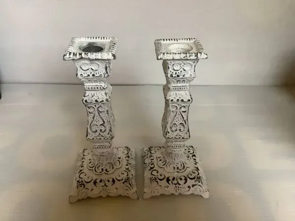 Illustration numéro 5 du produit Paire de bougeoirs en fonte patinée