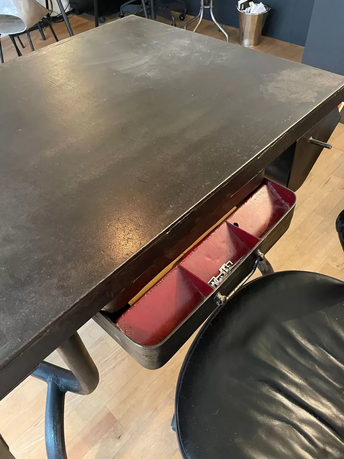 Illustration numéro 5 du produit Table industrielle de soudeur