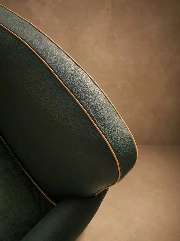 Illustration numéro 5 du produit Fauteuil club en simili-cuir et noyer
