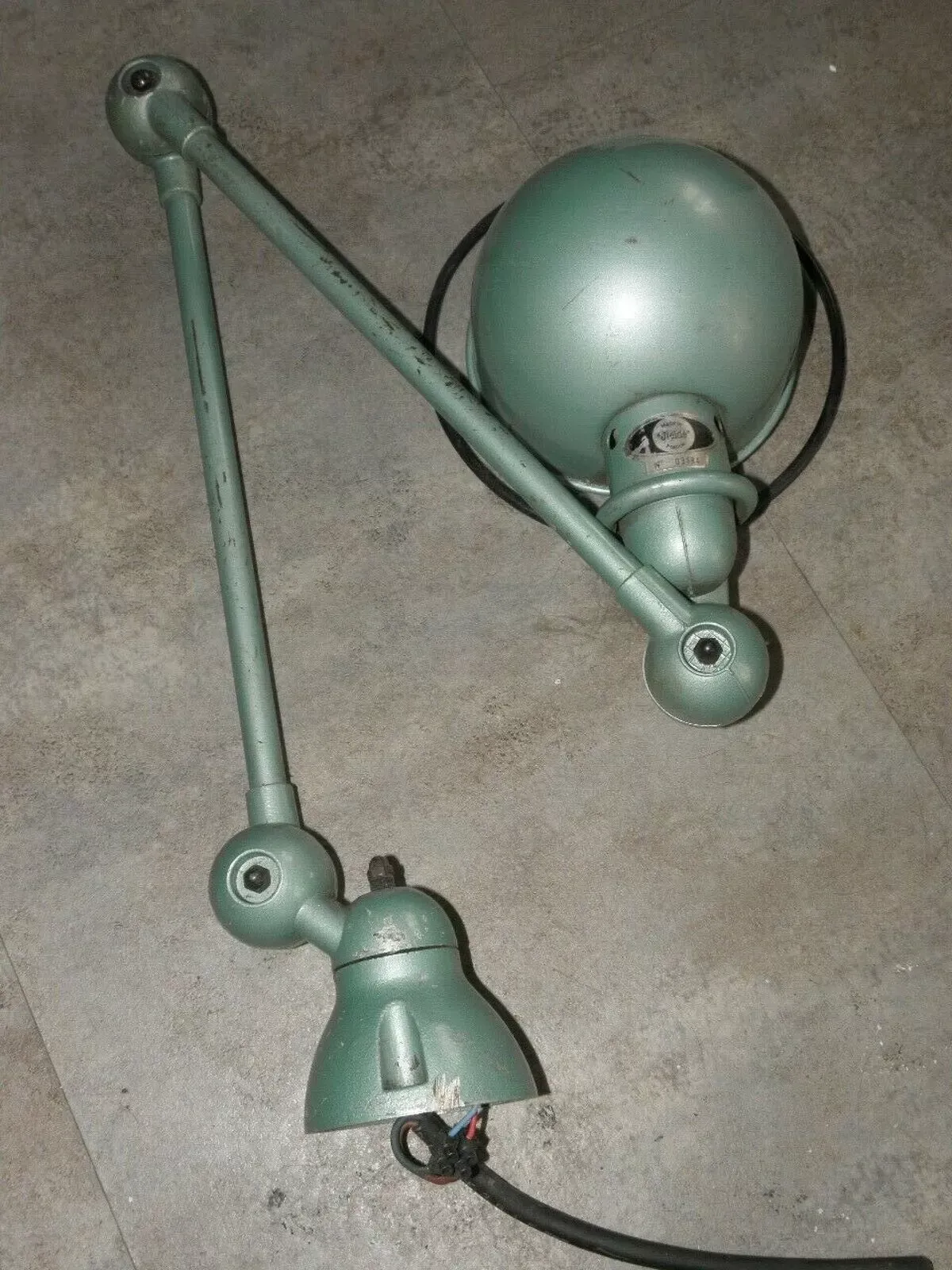 Illustration numéro 5 du produit Lampe industrielle Jielde de bureau ou murale