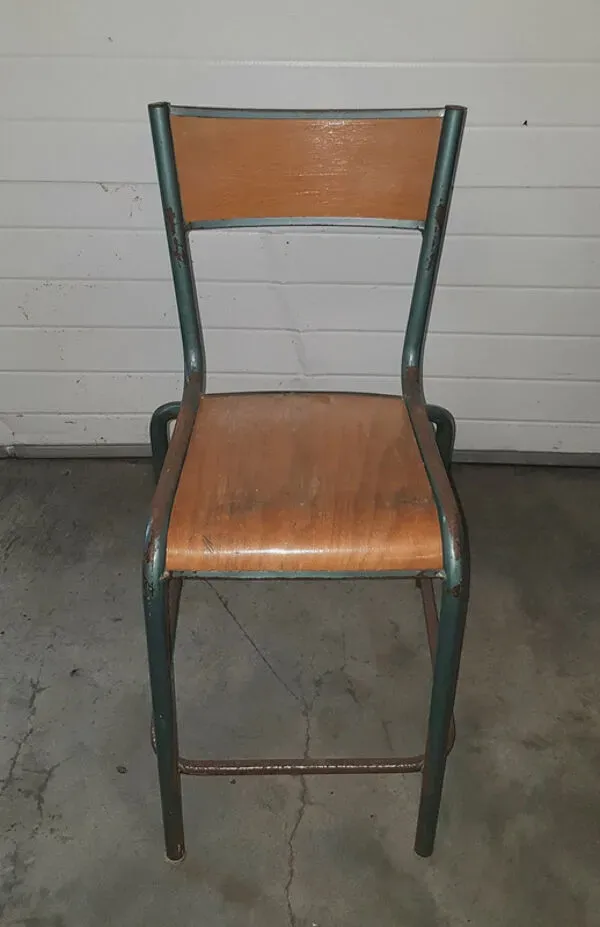 Illustration numéro 5 du produit Ancienne chaise d'école de sciences en tube