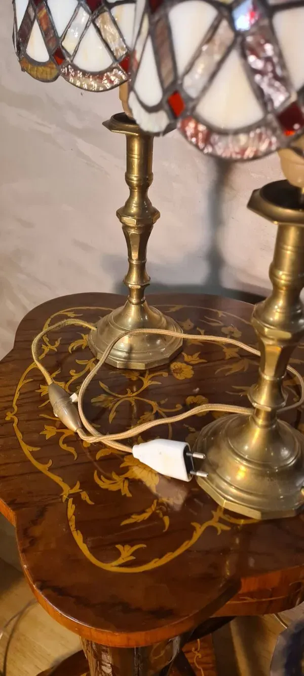 Illustration numéro 5 du produit Lot de lampes  laiton anciennes en verre vitrail fait main ,style