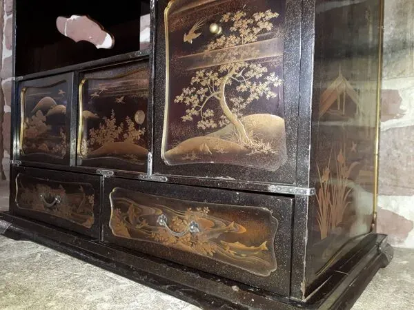 Illustration numéro 5 du produit Petit cabinet Kazaridana Japonais Laqué, Japon époque d'Edo