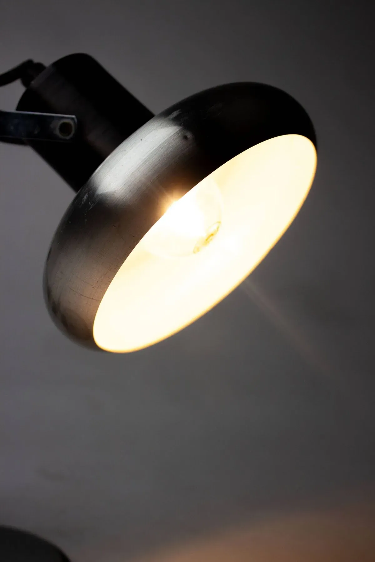 Illustration numéro 5 du produit Lampe chrome vintage Aluminor industrielle