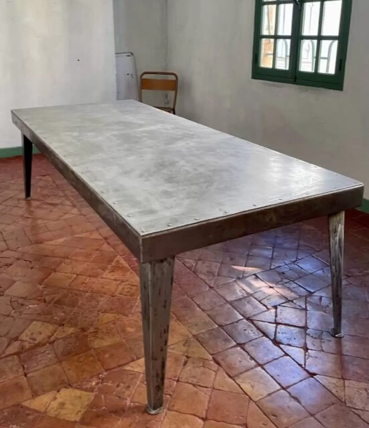 Illustration numéro 5 du produit Table industrielle en fer