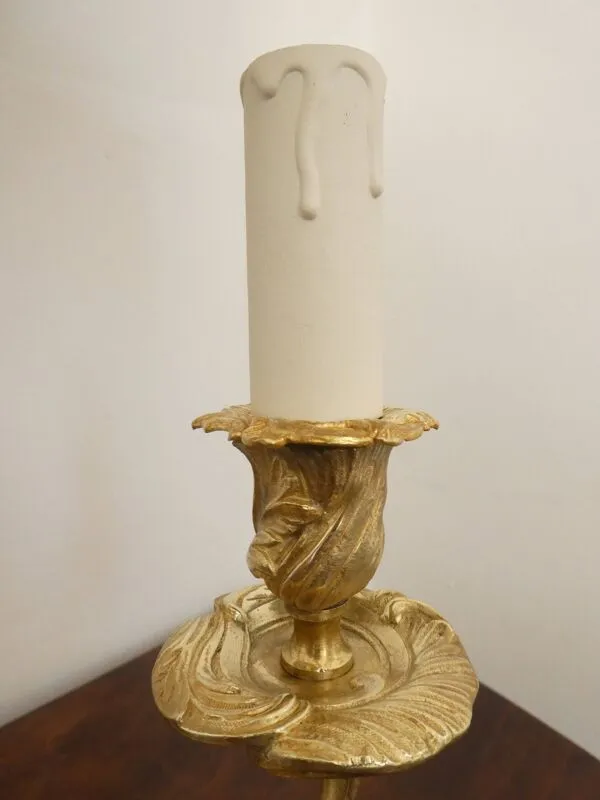 Illustration numéro 5 du produit Lampe bouillotte style Louis XV Rocaille en bronze doré 2 bras de lumière