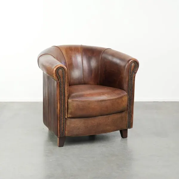 Illustration numéro 5 du produit Fauteuil club en peau de mouton avec une belle patine, fini avec des clous décoratifs.