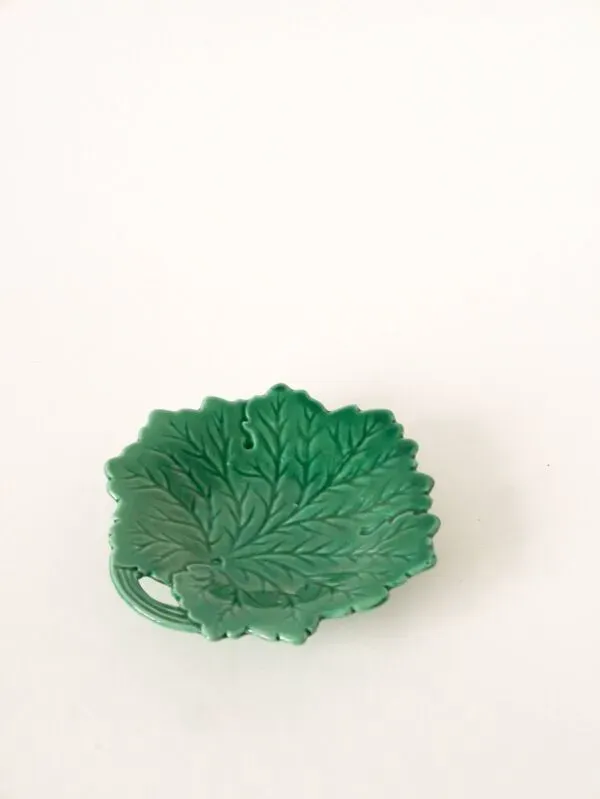 Illustration numéro 5 du produit Vide-poche en barbotine modèle Feuille, Vert, 1960 - 14 cm