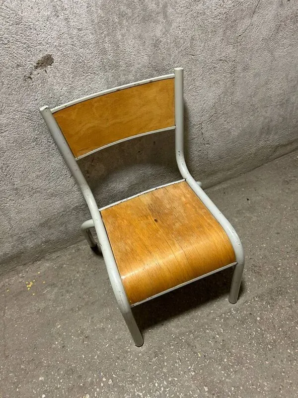 Illustration numéro 5 du produit Chaise d’écolier vintage