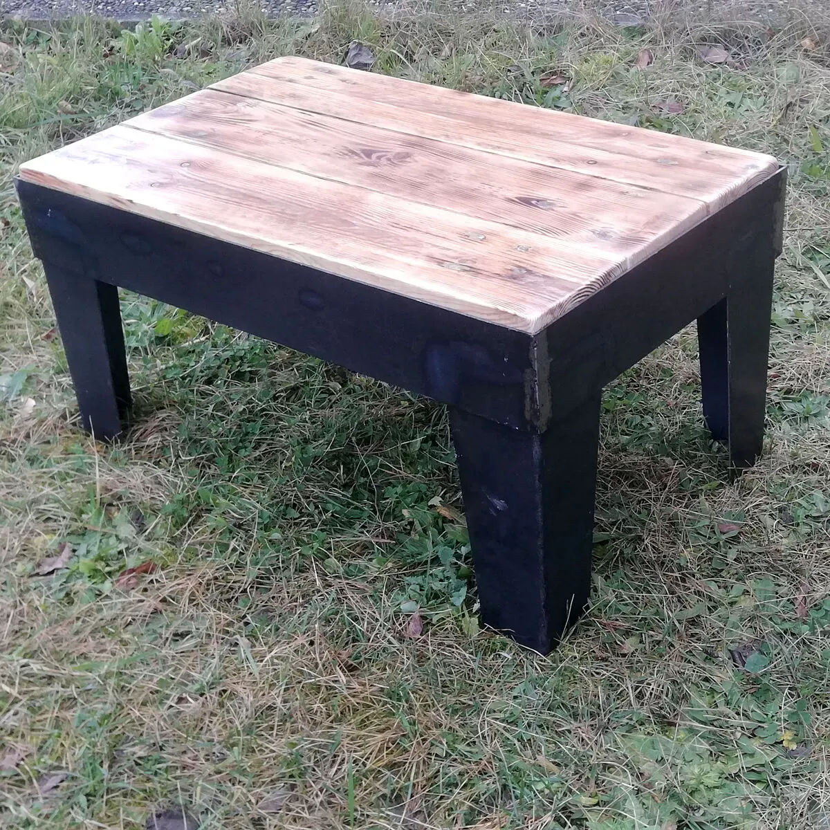 Illustration numéro 5 du produit Table-basse industrielle en métal et bois