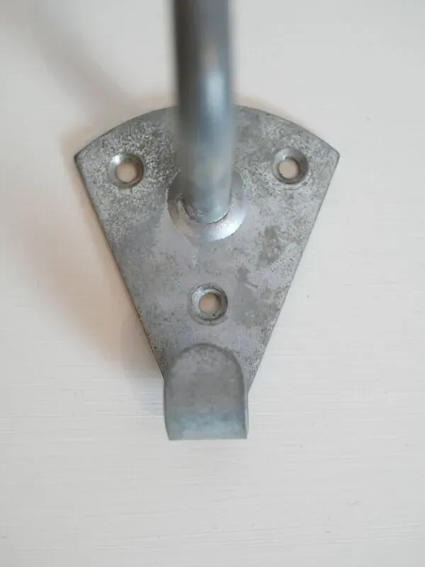 Illustration numéro 5 du produit Paire de patères d’école en bakélite et métal années 50