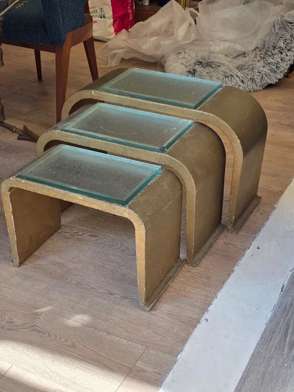 Illustration numéro 5 du produit 3 tables gigognes space age, circa 1970