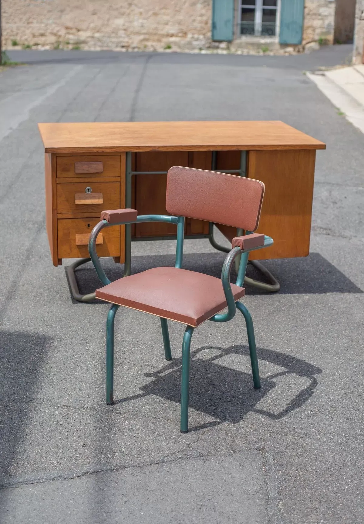 Illustration numéro 5 du produit Chaise de maître d'école en simili cuir et métal tubulaire