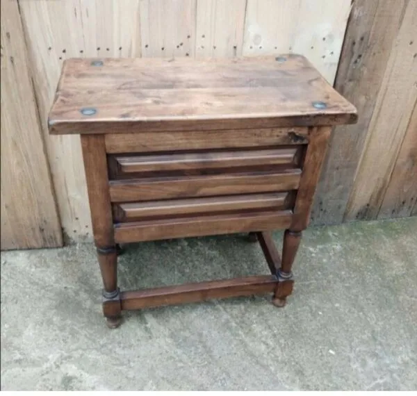 Illustration numéro 5 du produit Table de chevet/Meuble d'appoint en bois massif