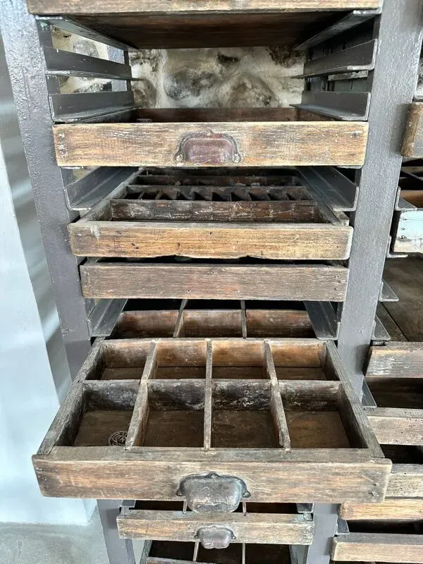 Illustration numéro 5 du produit Meuble d’imprimerie ancien à tiroirs – bois & métal – industriel