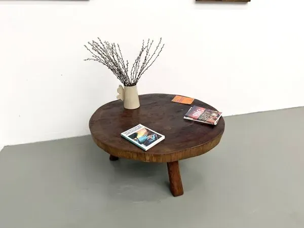 Illustration numéro 5 du produit Table basse brutaliste en teck massif, slab monolithique, piètement tripode