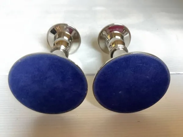 Illustration numéro 5 du produit Paire de bougeoirs argentés en métal