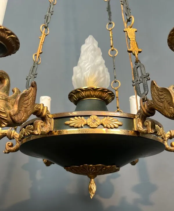 Illustration numéro 5 du produit Lustre de style Empire en bronze, tôle verte et flamme en verre moulé