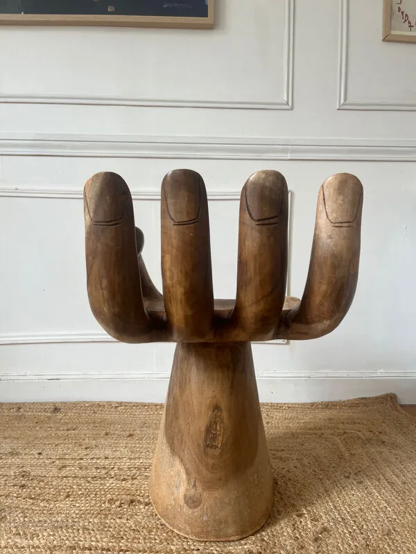 Illustration numéro 5 du produit Fauteuil sculptural en bois formant une main