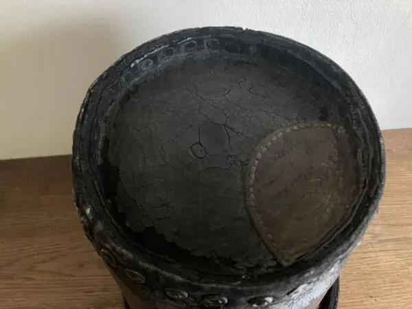 Illustration numéro 5 du produit Corbeille à papier en cuir clouté Arts & Crafts 1920 art populaire