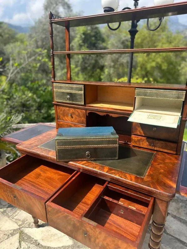 Illustration numéro 5 du produit Bureau à Gradins en Acajou Flammé époque XIX eme siècle