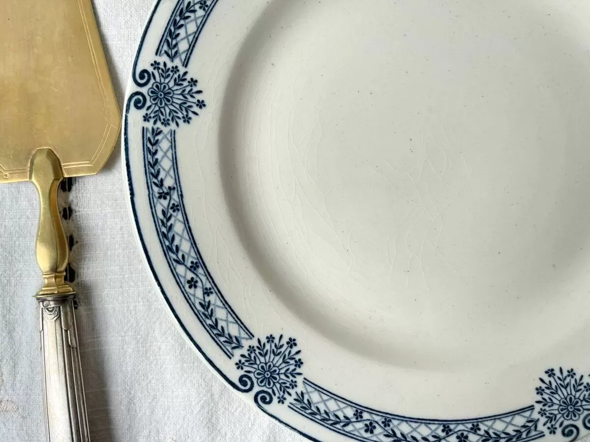 Illustration numéro 5 du produit Plat piédouche vintage Terre de fer bleue Salins modèle Arbois Ennege