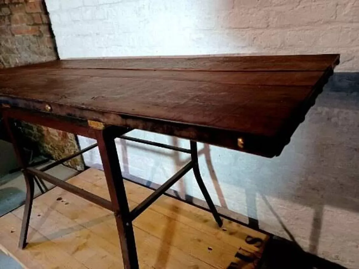 Illustration numéro 5 du produit Table artisanale réalisée à base de matériaux anciens