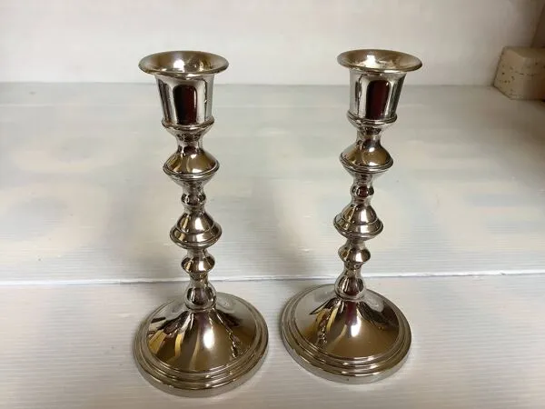 Illustration numéro 5 du produit Paire de bougeoirs argentés en métal