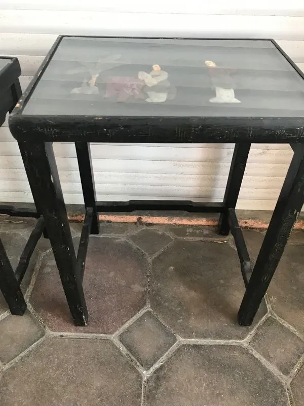 Illustration numéro 5 du produit Tables gigognes chinoises en bois laqué incrustations de pierres dures années 60