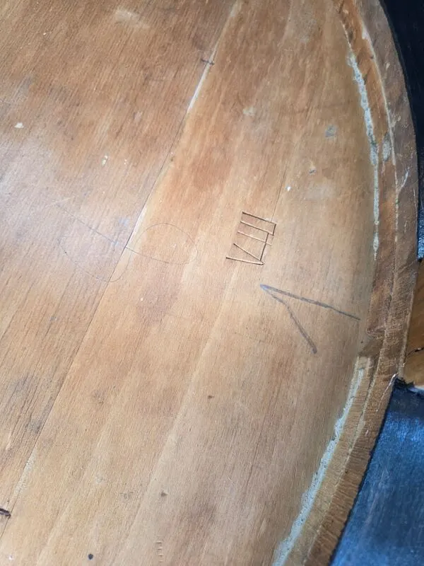 Illustration numéro 5 du produit Grand guéridon / Table basse Art Déco à pieds sabres (1930) – Laque no