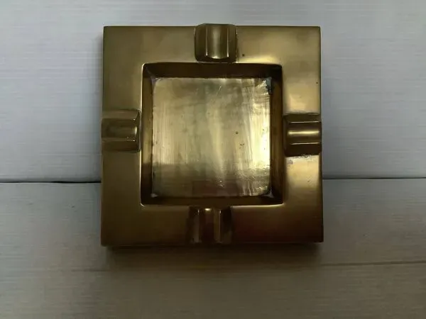 Illustration numéro 5 du produit Cendrier carré en laiton