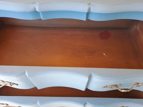 Illustration numéro 5 du produit Commode en bois massif repeint bleu lagune style Louis XV à 2 tiroirs