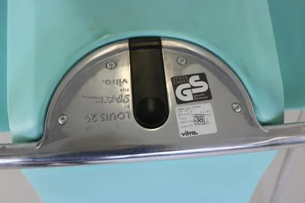 Illustration numéro 5 du produit Set de salle à manger ''Louise et Louis 20'' par Philippe Starck pour Vitra, 1990