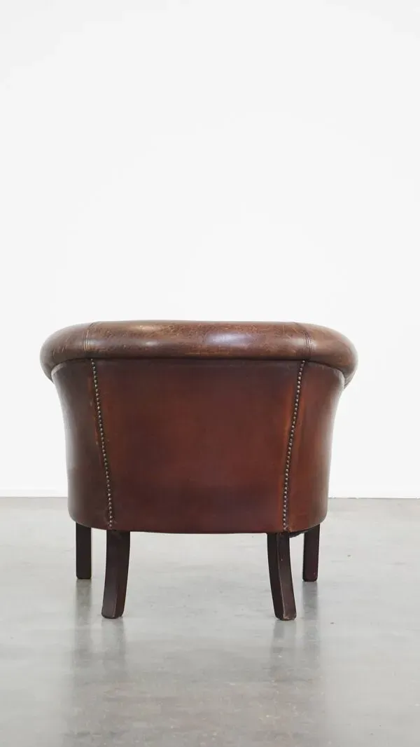 Illustration numéro 5 du produit Fauteuil club en cuir de mouton avec finition clous décoratifs