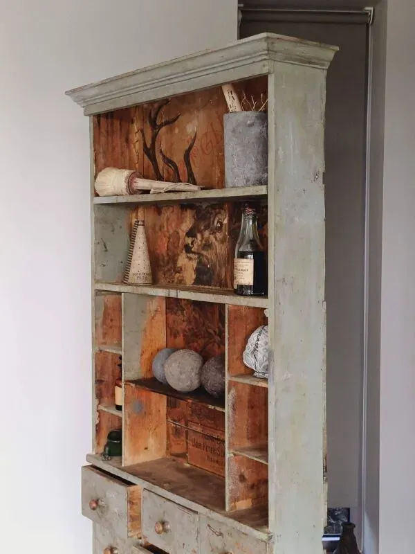 Illustration numéro 5 du produit Meuble de métier à tiroirs avec  très ancienne publicité de tabac en fond