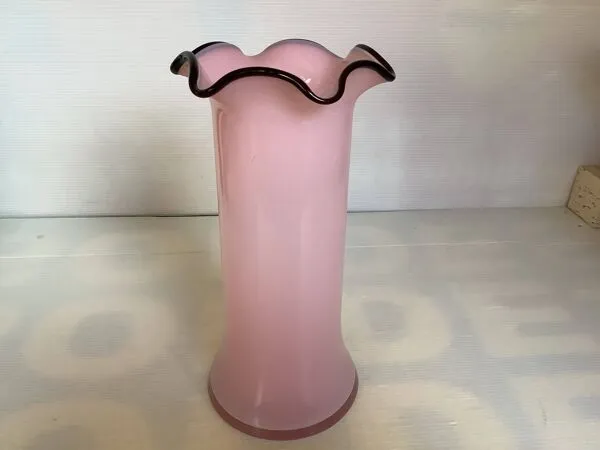 Illustration numéro 5 du produit Vase frou frou en pâte de verre rose