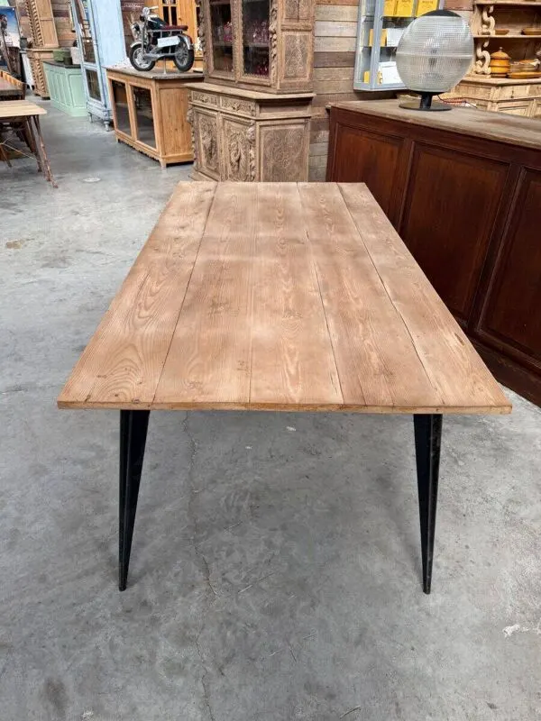 Illustration numéro 5 du produit Ancienne table en sapin pieds Tolix