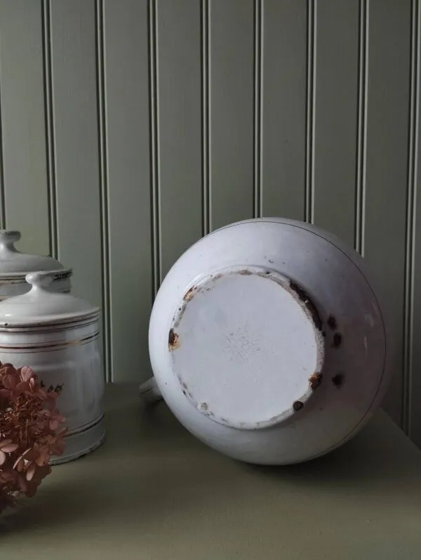 Illustration numéro 5 du produit Ancien broc en métal émaillé blanc liserés dorés