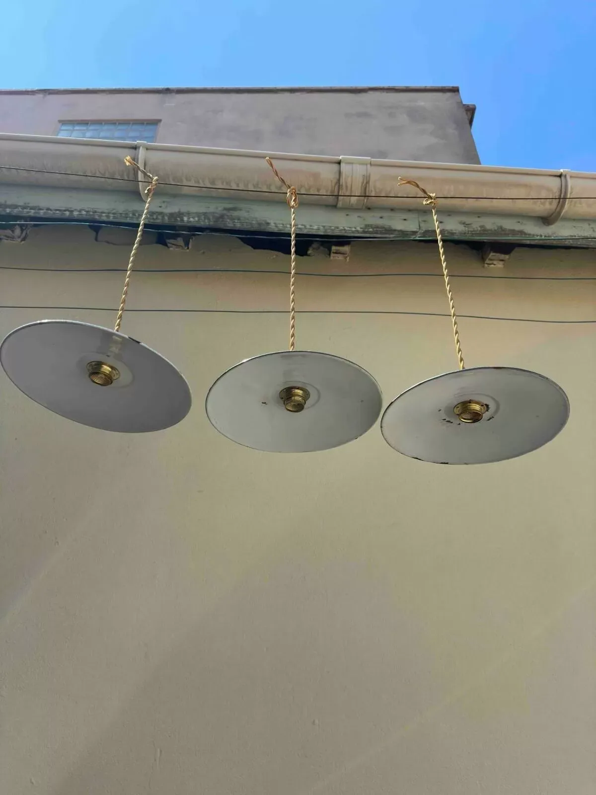 Illustration numéro 5 du produit Trio de suspension vintage abat jour tole émaillée fils dorés