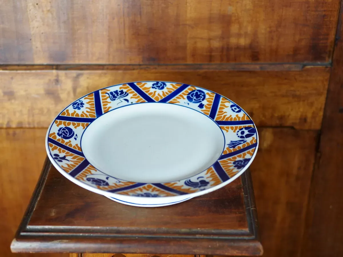 Illustration numéro 5 du produit Plat à gâteau en faïence à motif de fleurs, nuages et flammes, orange et bleu - Orchies - 50s