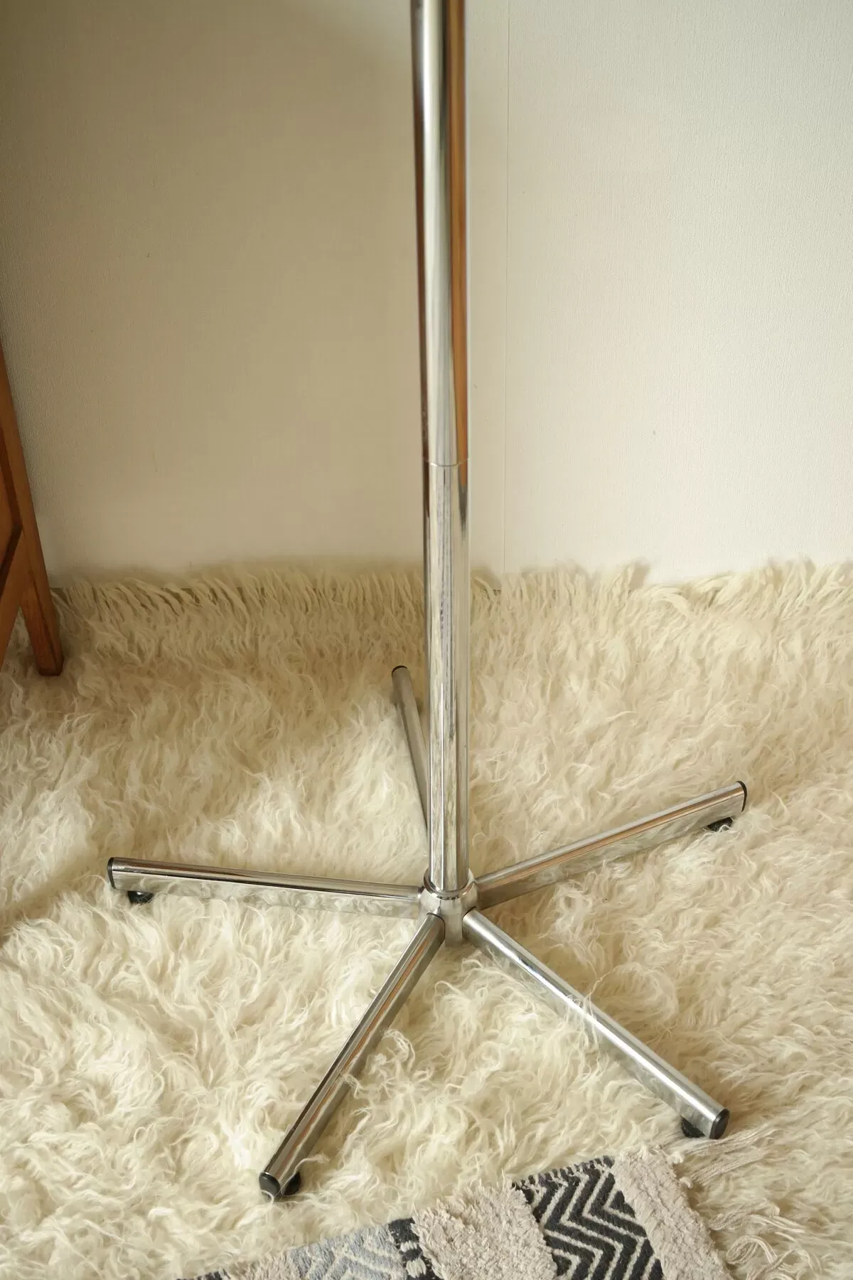 Illustration numéro 5 du produit Porte manteau vintage chrome bakélite 50/60