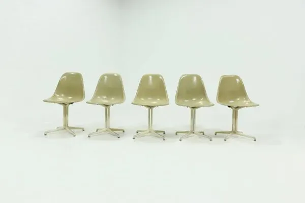 Illustration numéro 5 du produit Ensemble de 5 chaises de salle à manger La Fonda par Charles & Ray Eames pour Vitra Herman Mil