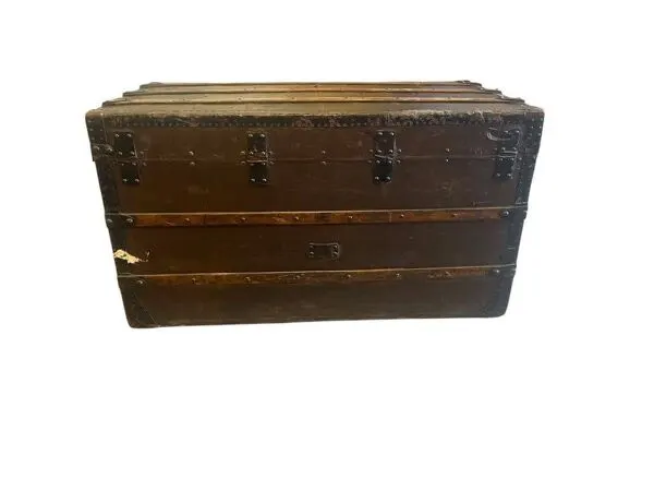 Illustration numéro 5 du produit Coffre/table basse vintage en bois avec ferrures en fer