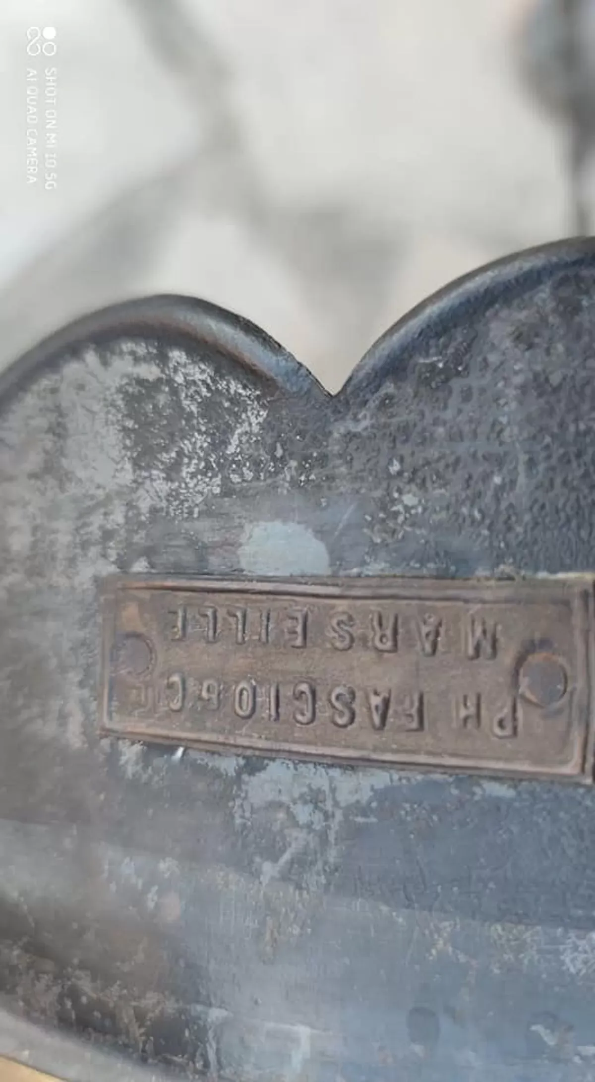 Illustration numéro 5 du produit Guéridon en tole peinte peinte et émaillée