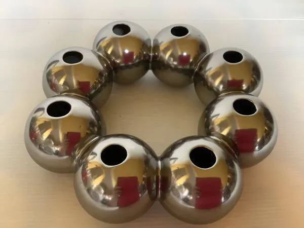 Illustration numéro 5 du produit Vase pique fleurs argenté en couronne