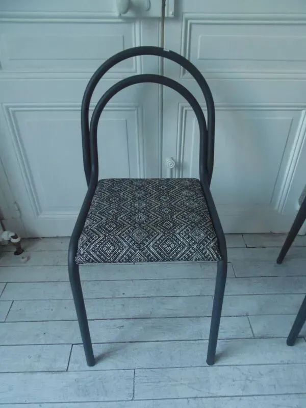 Illustration numéro 5 du produit Chaise indus à la structure tubulaire en métal gris ardoise .