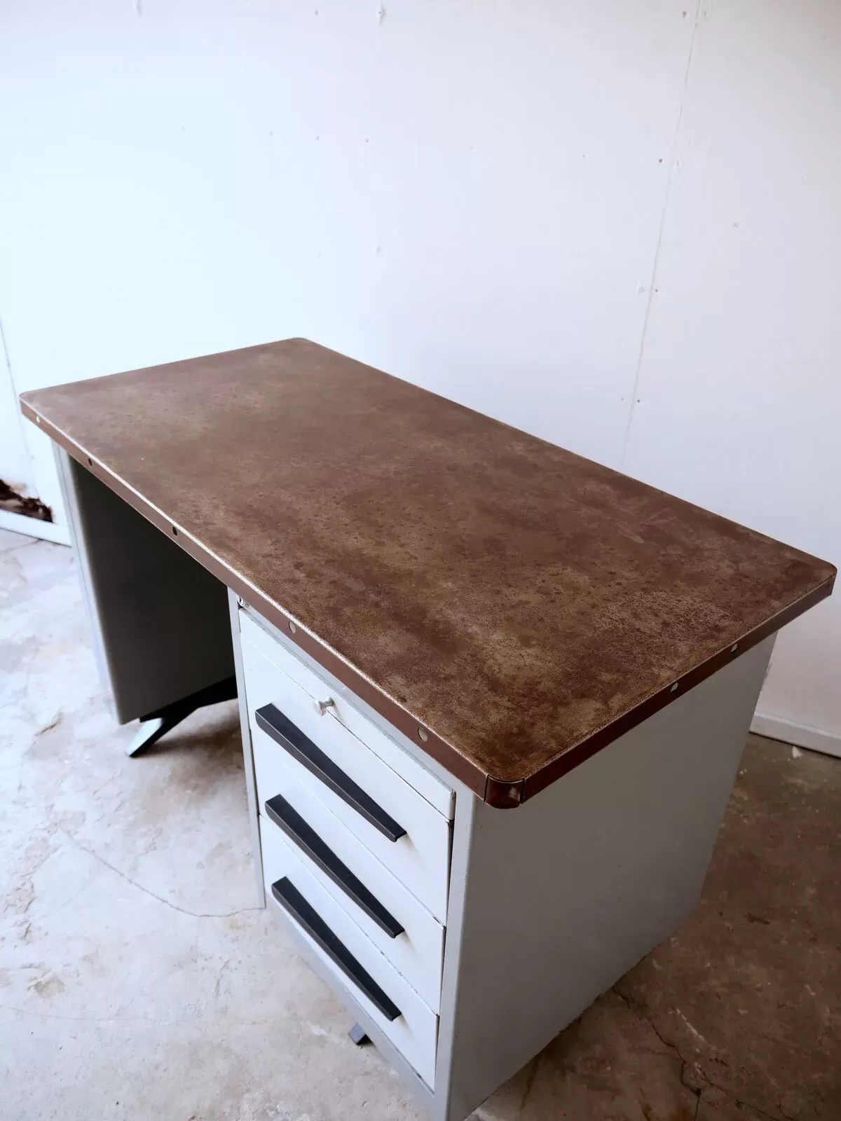 Illustration numéro 5 du produit Bureau geomètrique de style industriel sansen