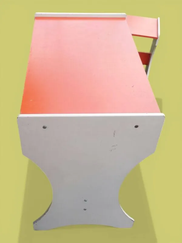 Illustration numéro 5 du produit Bureau et tabouret d'écolier en bois peint orange - Années 1950 - 1970.