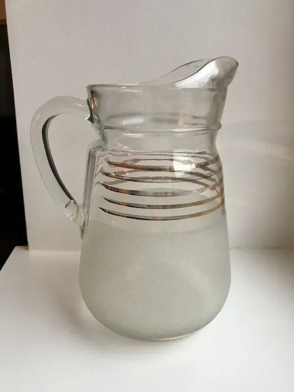 Illustration numéro 5 du produit Pichet à eau granité à liserés dorés années 50-60